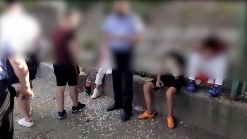 Nouă tineri care spărgeau semințe și aruncau cojile pe jos, amendați cu 7.200 de lei. / Foto: monitoruldegalati.ro