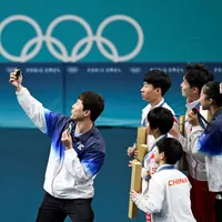 Tenismenii de masă sud şi nord-coreeni au făcut selfie împreună, într-un act de diplomaţie spontană - Foto: Profimedia Images