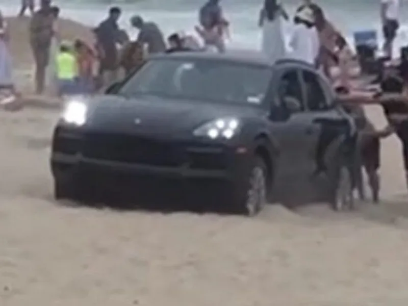 Un șofer s-a dat șmecher cu Porsche Cayenne pe plajă. / Foto: captură video