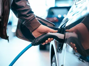 România forțează trecerea la mașini  electrice: Reducere cu 90% a emisiilor de la autoturisme / Freepik