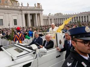 La bordul "papamobilului", pontiful a afişat o mină serioasă înainte de a celebra slujba, la care promisese că va fi prezent, în faţa a 30.000 de persoane - Foto: Profimedia Images