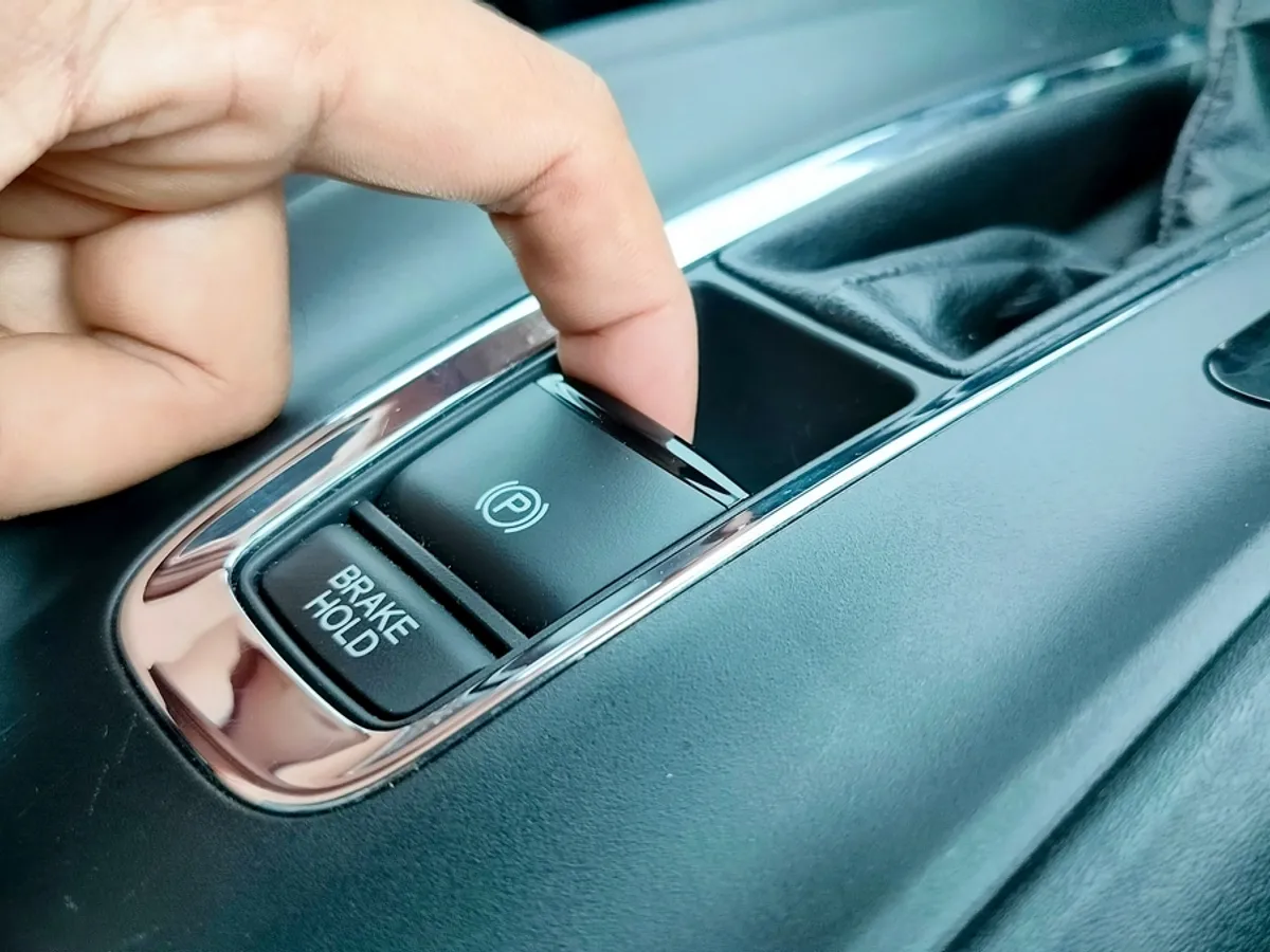 Ai mașină cu frână de mână electrică? 3 funcții ascunse pe care nu mulți șoferi le cunosc - Foto: magnific.com