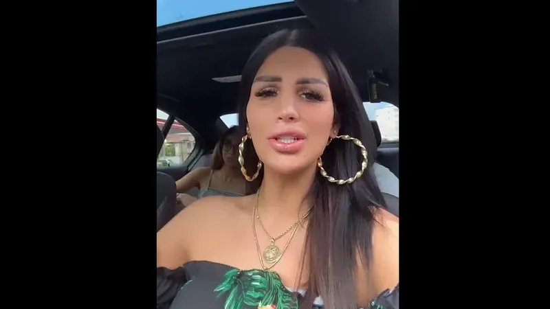 Influenceriță, prinsă la volan fără permis: „Am operații de 120.000 €, cum să dau eu cu mătura” - Foto: Facebook/captură video
