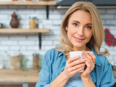Femeie care bea ceai - Foto: Freepik (Imagine cu rol ilustrativ)