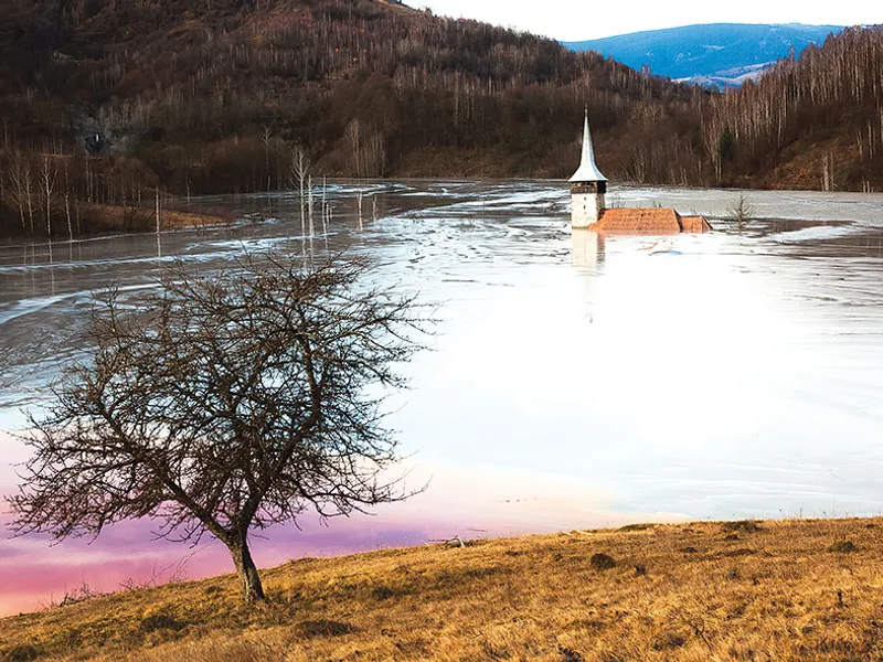 REZIDUURI  Mina de la Roșia Poieni a generat un lac care a îngropat un sat - Foto: INQUAM PHOTOS/ Melinda Nagy