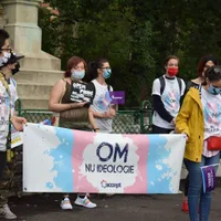 Protest al comunității trans din România, când s-a discutat în spațiul public despre eliminarea discuțiilor despre identitatea de gen în școli. Sursa imagine: Facebook Accept