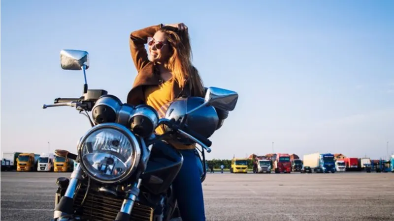 Președintele Klaus Iohannis a atacat la CCR legea care permite șoferilor auto să conducă motociclete Foto: Freepik.com - rol ilustrativ