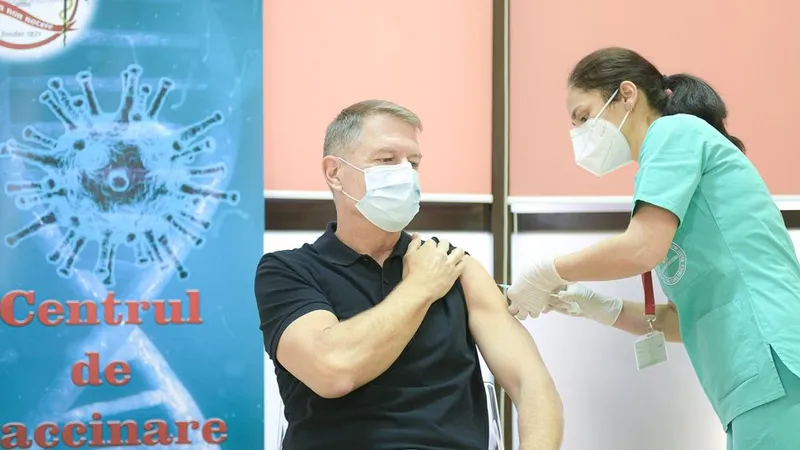 Brațele lui Klaus Iohannis arată ca și cum ar fi lucrate serios la sală Foto: captură video presindency.ro