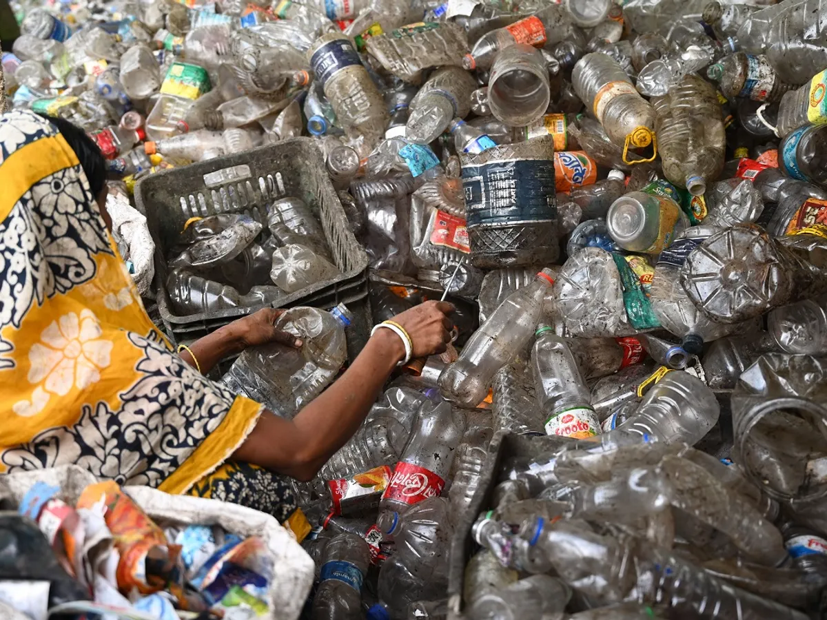 Sitcle goale de plastic adunate pentru reciclare - Foto: Pexels (cu rol ilustrativ)