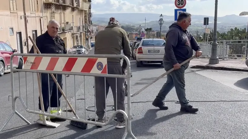 Orașul unde muncitorii caută gurile de canal cu detectorul de metale după ce le-au astupat  - Foto: il post / imagine cu rol ilustrativ