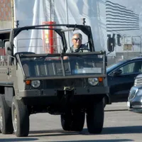 „Regele asfaltului” din Brașov, Marcel Butuza, cu un Pinzgauer 6x6 militar la Mamaia. / Foto: cancan.ro