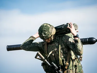 Aterizări cu paraşutiştii, în timpul unei operațiuni aeriene internaționale NATO - Foto: Profimedia Images