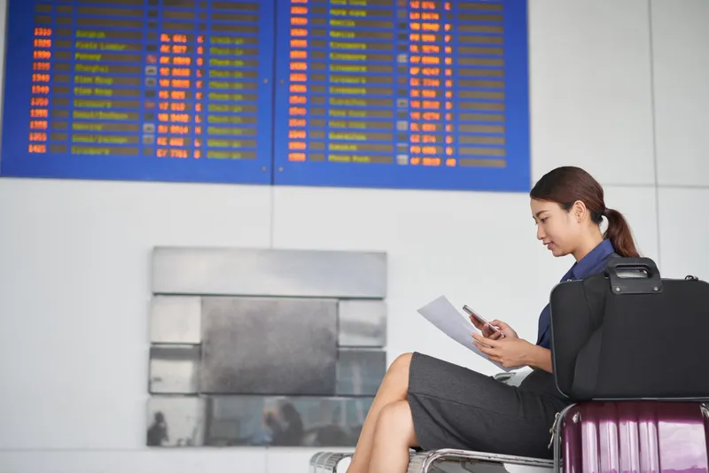 Femeie care stă în aeroport - Foto: Freepik (rol ilustrativ)