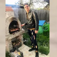 Luis Lazarus se relaxează la un grătar. Postul dacic permite/FOTO: Facebook/Luis Lazarus