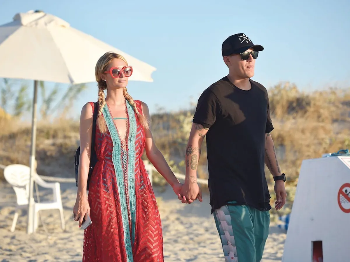 Hilton  și Chris Zylka, surprinși pe plaja Illetes
