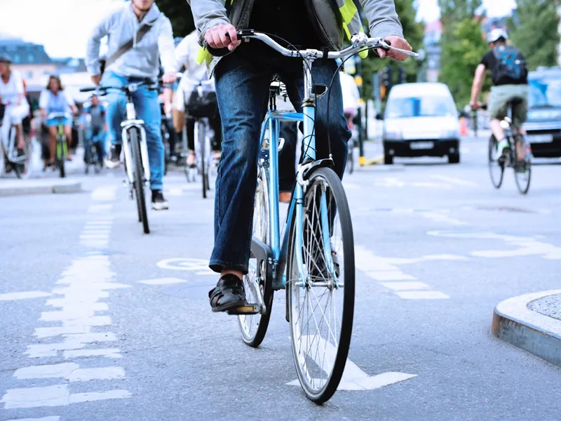 Producătorii de automobile, obligați să promoveze mersul pe jos și cu bicicleta în Franța. / Foto: motorward.com