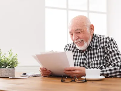 Pensionar citind la pensie - Foto: magnific