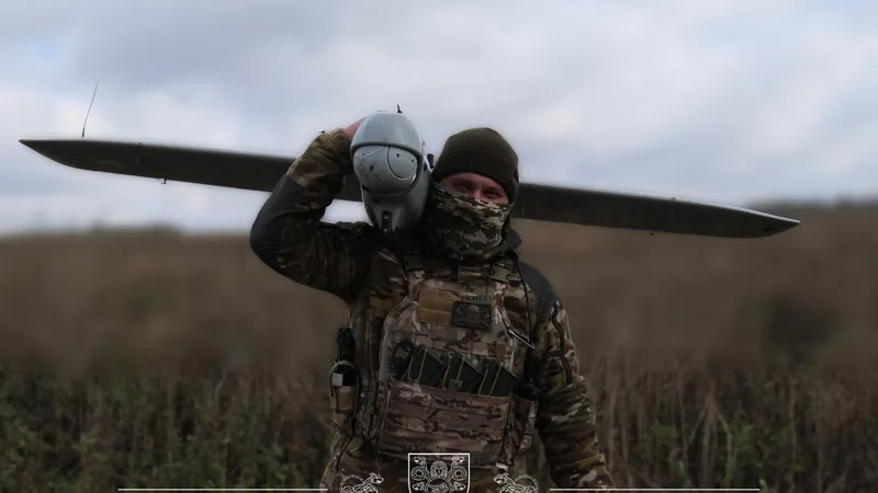 Momentul în care o dronă kamikaze ucraineană intră „pe ușă” într-o camionetă rusească UAZ-452 - Foto: Facebook/Volodimir Zelenski