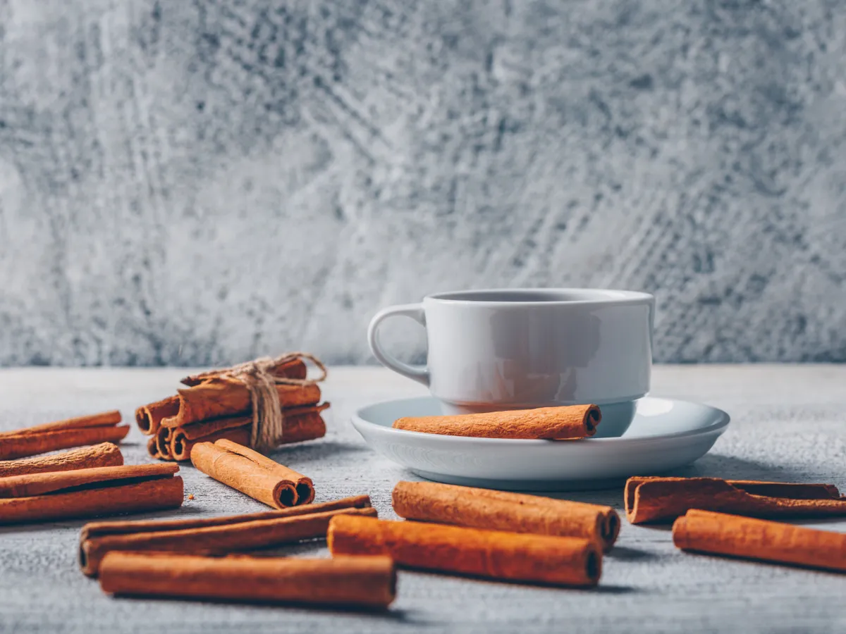 școrțișoară și o ceșcă de cafea - Foto: Freepik (rol ilustrativ)