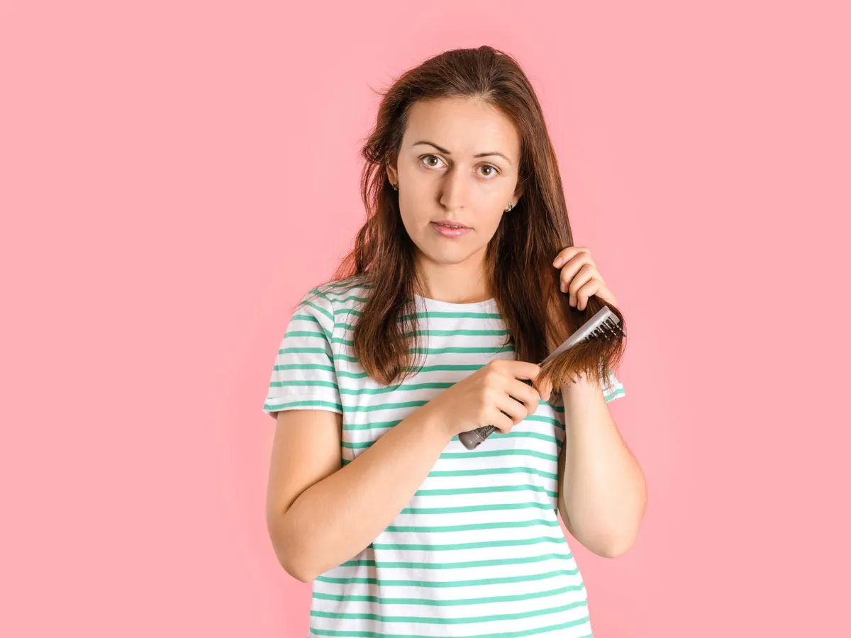 Femeie care se piaptănă - Foto: Freepik (Imagine cu rol ilustrativ)