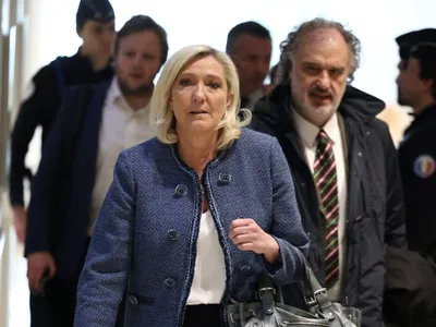 Președintele grupului parlamentar al partidului francez de extremă dreapta, Rassemblement National (RN), Marine Le Pen, și avocatul ei, Rodolphe Bosselut, sosesc la tribunalul din Paris, pentru verdictul procesului - Foto: Profimedia Images