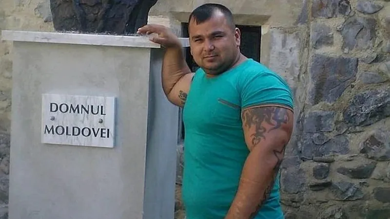 Interlopul exhibiționit Bulă are un tatuaj scris greșit pe burtă Foto: mesageruldeneamt.ro