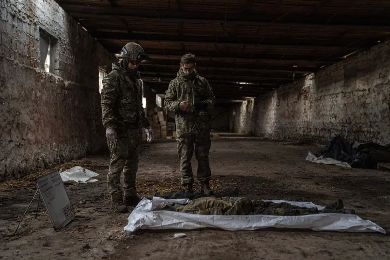 Voluntarii organizației Plastdarm lucrează pentru identificarea cadavrelor rusești recuperate de pe linia frontului, la Sloviansk - Foto: Profimedia Images