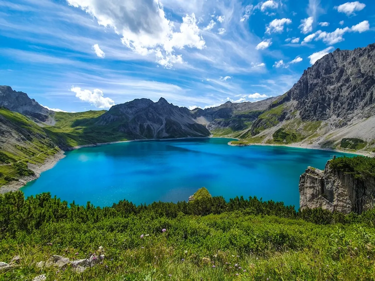 Un lac în formă de inimă e declarat cel mai frumos din Europa. Este situat la 1970 m deasupra nivelului mării