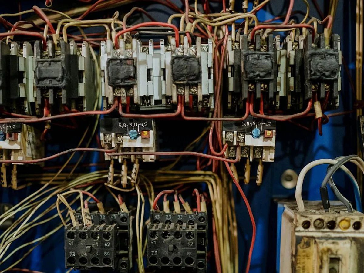 Tablou electric cu multiple branşamente - Foto: Pexels/cottonbro studio