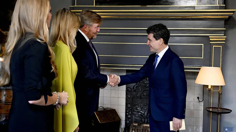 Nicușor Dan dă mâna cu prințesa Amalia, Regina Maxima și Regele Willem-Alexander înainte de cina cu șefii de stat și liderii guvernamentali la palatul Huis ten Bosch, în marja summitului NATO de la Haga - Foto: Profimedia Images