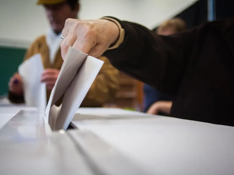 Tragedie la o secție de votare din Argeș. Un pensionar a murit după ce a căzut pe stradă - Foto: Profimedia images