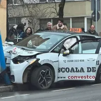 Ce a rămas dintr-o mașină electrică de școală după ce elevul a înfipt-o ușor în stâlp - Foto: Facebook/BrasovTV.com