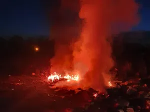 Zeci de focuri cu anvelope, în jurul Bucureștiului / Foto: Garda Naţională de Mediu, Facebook