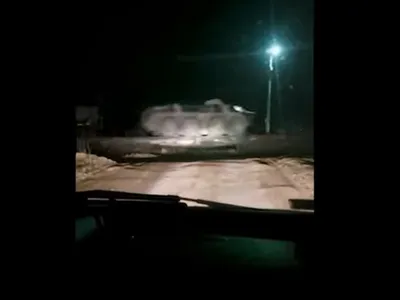 Un tren care transporta vehicule militare a sărit de pe șine la Beia, în Brașov. - Foto: captură video