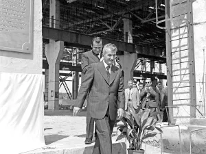 Ion Iliescu, în spatele  lui Nicolae Ceausescu, în timpul vizitei de lucru la Combinatul de Utilaj Greu Iași, în 1976 - Foto: Agerpres