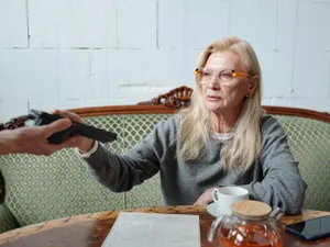 Contribuția de sănătate la pensie blochează discuțiile pentru noul guvern. Ce bani pierd pensionarii - Foto: Freepik