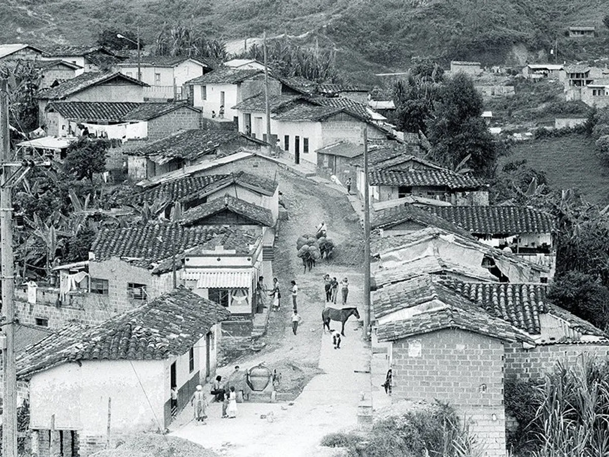Un sat din afara Medellín-ului, în 1979, înainte de reforme. 