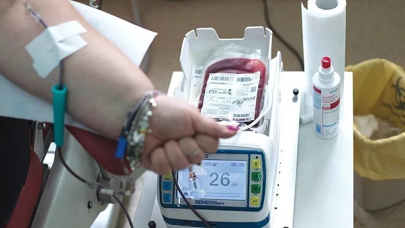 EXPLOATARE În România, se recoltează în
prezent 450 de mililitri de sânge
la 8 săptămâni. Guvernul vrea
să recolteze 700 ml la
6 săptămâni