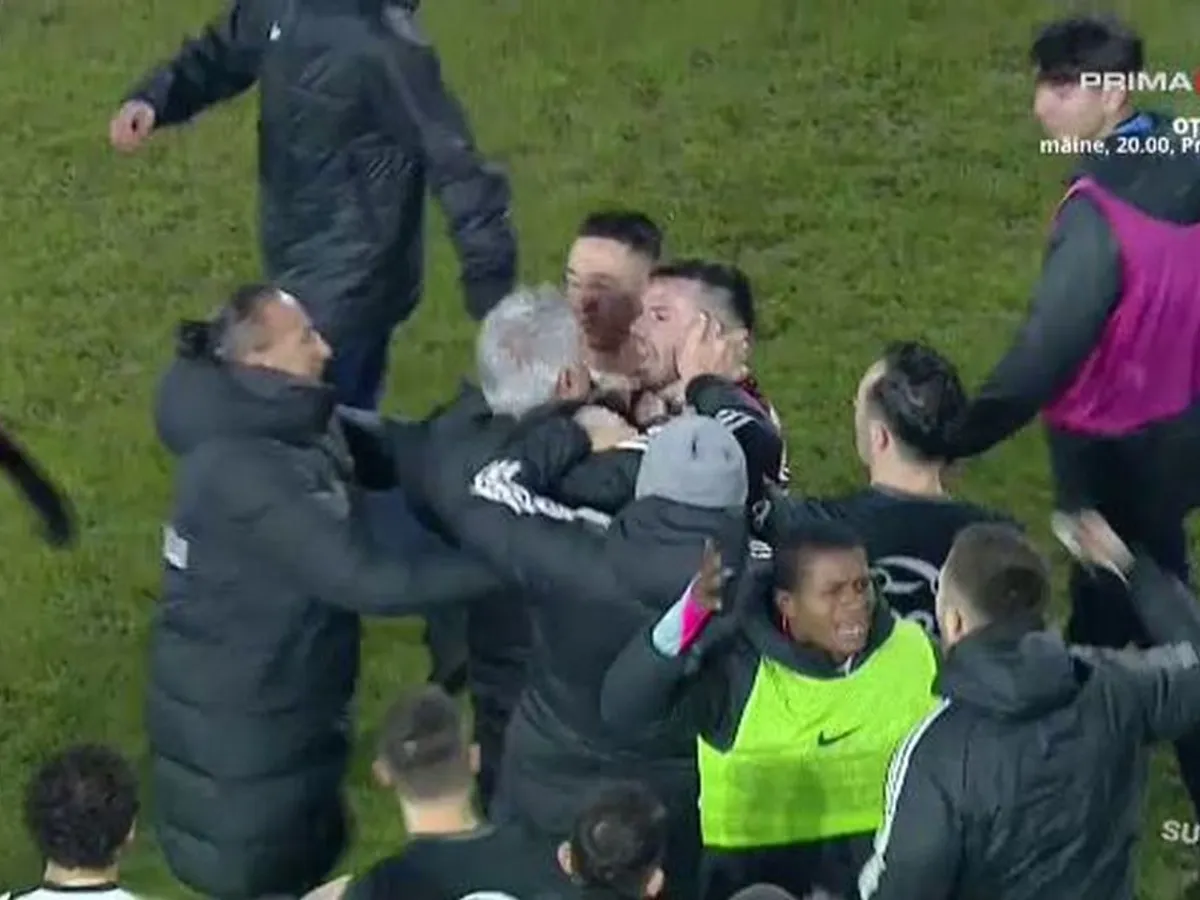 VIDEO Scene barbare, la meciul CFR Cluj – U Cluj, 3-2. Bergodi a sărit la bătaie, „tensiuni” și în tribune