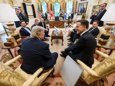 Preşedintele SUA, Donald Trump, în Biroul Oval, întâlnire cu secretarul general NATO, Mark Rutte - Foto: Profimedia Images
