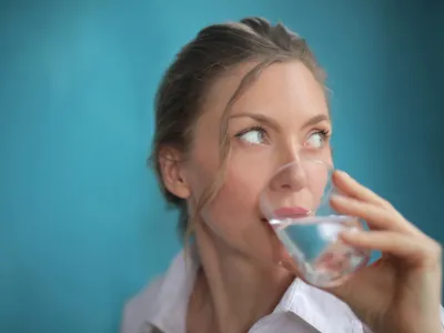 Femeie care bea apă - Foto: Freepik (rol ilustrativ)