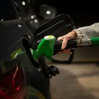 Vești bune pentru șoferi! Au scăzut prețurile la carburanți. Cu cât se vinde litrul la pompă? foto: Freepik (fotografie cu caracter ilustrativ)