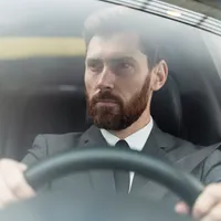 Amendă de 3.300 de lei dacă faci acest gest în trafic. Mulți șoferi au făcut asta. E ilegal - Foto: Freepik.com (rol ilustrativ))