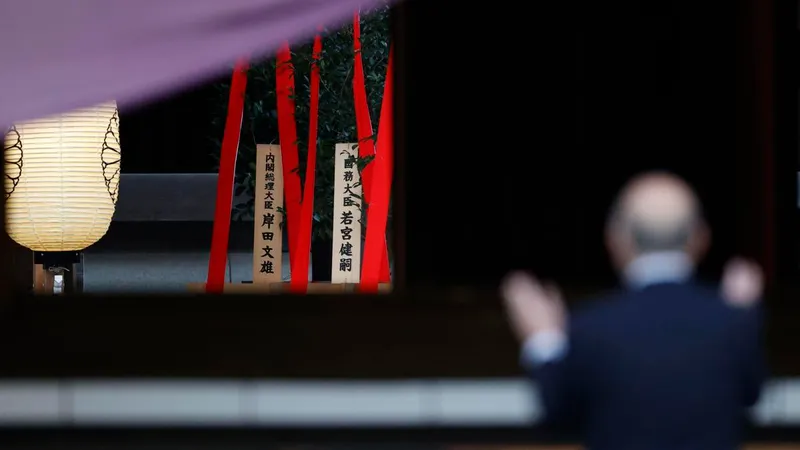 Tensiuni la Tokyo: Premierul nipon a trimis o ofrandă la controversatul sanctuar şintoist Yasukuni. / Foto: yakimaherald.com