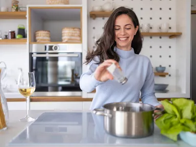 Femeie care toarnă sare - Foto: Freepik (Imagine cu rol ilustrativ)