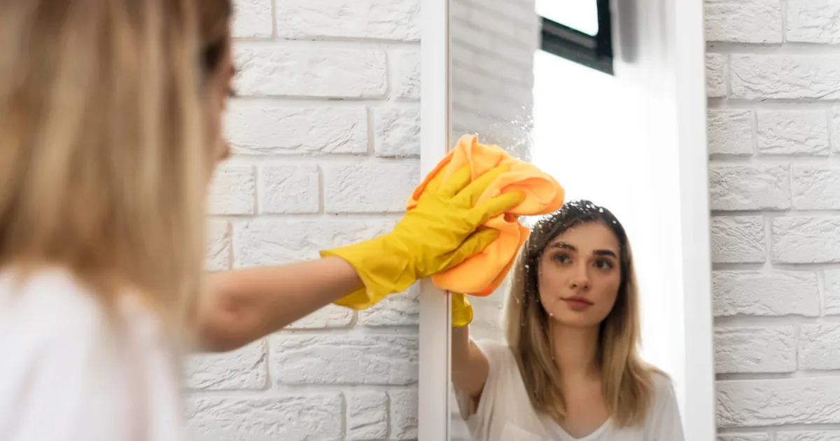 Soluții naturale pentru a curăța oglinda fără a lăsa urme. Ai nevoie de 2 ingrediente din bucătărie • Newsweek România