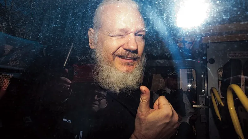 Legăturile lui Assange cu hackerii și serviciile secrete rusești sunt evidente