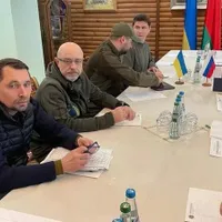 Delegațiile Ucrainei și Rusiei la negocieri Foto: Twitter/ @Podolyak_M