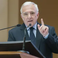 Înșelătorie cu fața lui Mugur Isărescu. Oamenii sunt îndemnați să facă investiții financiare Foto: Profimedia Images (fotografie cu caracter ilustrativ)