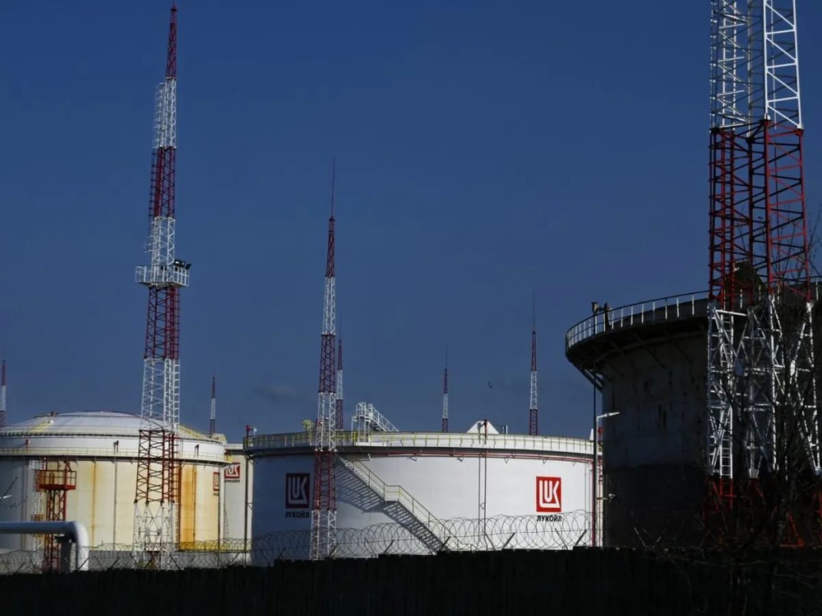 Tancuri Lukoil de stocare în terminalul portuar Rosenets, din portul Burgas - Foto: Profimedia Images